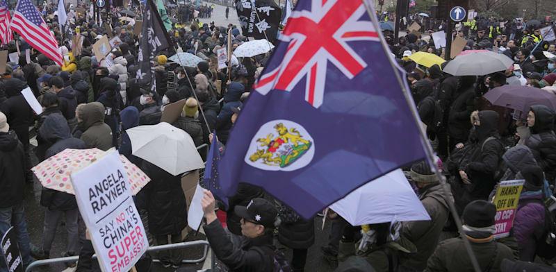 מתנגדים בריטים מפגינים מול הבניין המיועד להקמת השגרירות / צילום: ap, Kin Cheung מתנגדים בריטים מפגינים מול הבניין המיועד להקמת השגרירות / צילום: ap, Kin Cheung