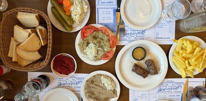 ארוחה בקפה גלידה יונק / צילום: קרן שביט ארוחה בקפה גלידה יונק / צילום: קרן שביט