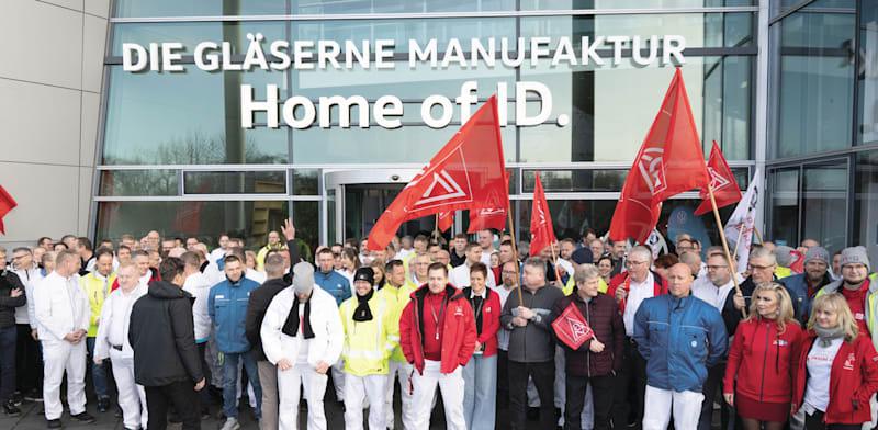 צפוי להיסגר בסוף השנה: הפגנה מחוץ למפעל פולקסווגן / צילום: Reuters, Sebastian Kahnert צפוי להיסגר בסוף השנה: הפגנה מחוץ למפעל פולקסווגן / צילום: Reuters, Sebastian Kahnert