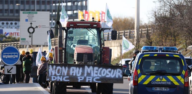 הפגנות חקלאים בצרפת נגד ההסכם עם אמריקה הלטינית / צילום: ap, Fred Scheiber הפגנות חקלאים בצרפת נגד ההסכם עם אמריקה הלטינית / צילום: ap, Fred Scheiber