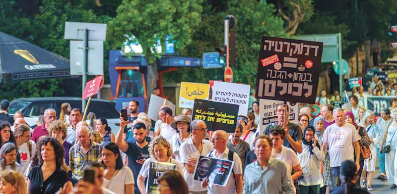 הפגנה בחיפה נגד האלימות בחברה הערבית, אוגוסט 2023 / צילום: Shutterstock הפגנה בחיפה נגד האלימות בחברה הערבית, אוגוסט 2023 / צילום: Shutterstock