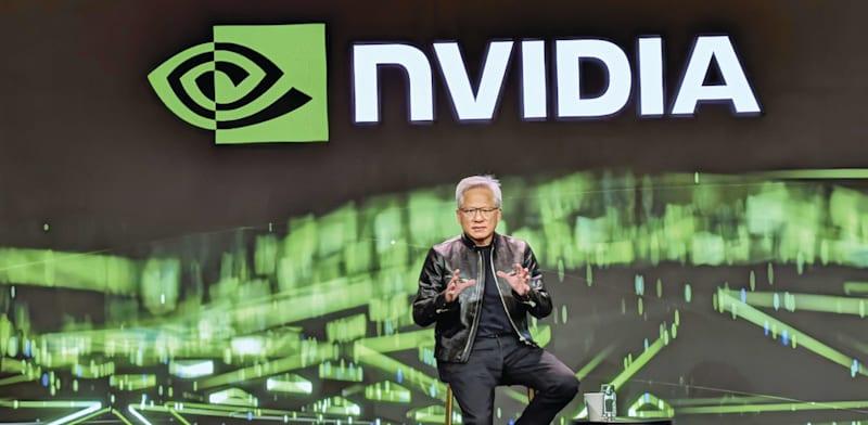 הנאום הפך לתצוגת תכלית. מנכ''ל אנבידיה הואנג בכנס CES השבוע / צילום: Reuters, Kyodo הנאום הפך לתצוגת תכלית. מנכ''ל אנבידיה הואנג בכנס CES השבוע / צילום: Reuters, Kyodo