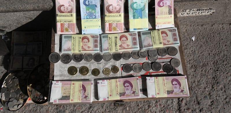 חלפני כסף ברחובות טהראן / צילום: ap, Vahid Salemi חלפני כסף ברחובות טהראן / צילום: ap, Vahid Salemi