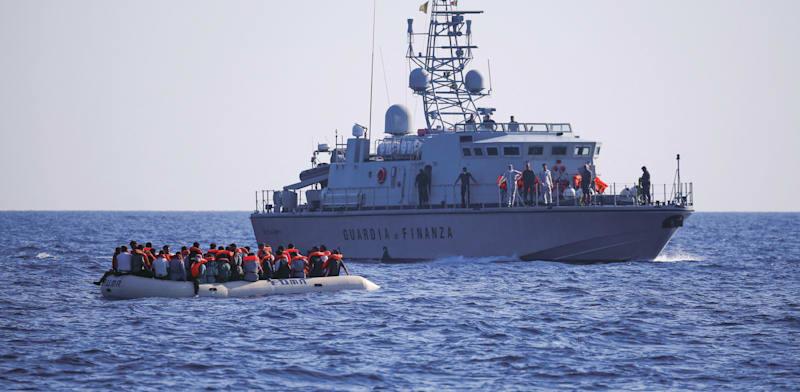 כוחות איטלקיים לצד סירת מהגרים, בסמוך לאי למפדוזה / צילום: Reuters, Juan Medina כוחות איטלקיים לצד סירת מהגרים, בסמוך לאי למפדוזה / צילום: Reuters, Juan Medina