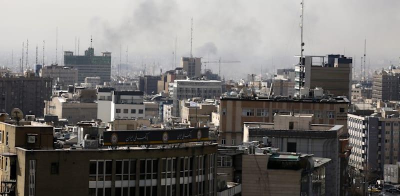 עשן מתנשא מעל מרכז העיר טהרן לאחר פיצוץ, הבוקר / צילום: Reuters, Anadolu עשן מתנשא מעל מרכז העיר טהרן לאחר פיצוץ, הבוקר / צילום: Reuters, Anadolu