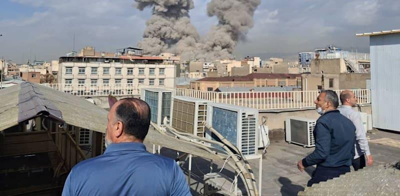 תושבים צופים בפטריית העשן כתוצאה מפיצוצים בטהרן, הבוקר / צילום: ap תושבים צופים בפטריית העשן כתוצאה מפיצוצים בטהרן, הבוקר / צילום: ap