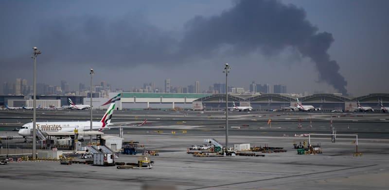 שדה התעופה בדובאי לאחר פגיעת הטיל האיראני / צילום: ap, Altaf Qadri שדה התעופה בדובאי לאחר פגיעת הטיל האיראני / צילום: ap, Altaf Qadri