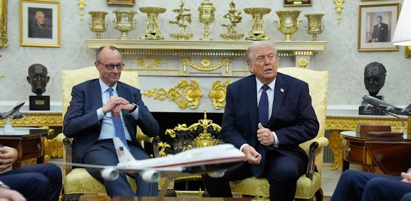 נשיא ארה''ב דונלד טראמפ וקנצלר גרמניה פרידריך מרץ במסיבת העיתונאים, היום / צילום: ap, Mark Schiefelbein נשיא ארה''ב דונלד טראמפ וקנצלר גרמניה פרידריך מרץ במסיבת העיתונאים, היום / צילום: ap, Mark Schiefelbein