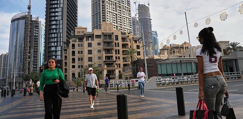 עוברי אורח ברחוב בדובאי בעת המלחמה / צילום: ap, Fatima Shbair עוברי אורח ברחוב בדובאי בעת המלחמה / צילום: ap, Fatima Shbair