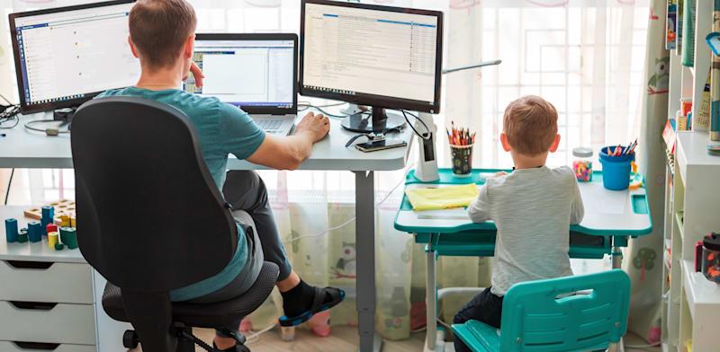 עבודה מהבית עם הילדים / צילום: Shutterstock עבודה מהבית עם הילדים / צילום: Shutterstock