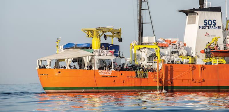 אונייה ועליה מהגרים מגיעה לולנסיה בספרד / צילום: ap, Olmo Calvo אונייה ועליה מהגרים מגיעה לולנסיה בספרד / צילום: ap, Olmo Calvo