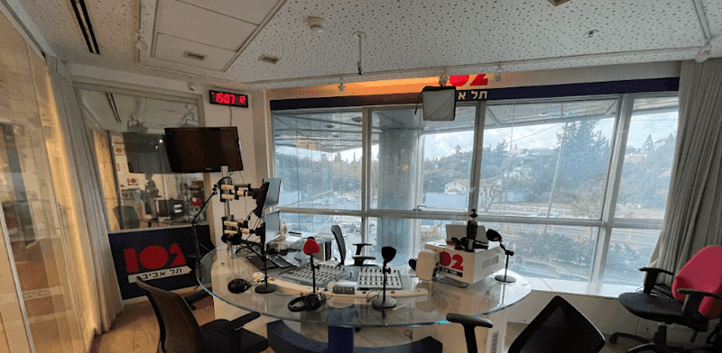 אולפן רדיו תל אביב 102FM / צילום: באדיבות 102 תל אביב אולפן רדיו תל אביב 102FM / צילום: באדיבות 102 תל אביב